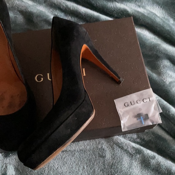 Black Suede Gucci Pumps GUC with box/spare lifts - Picture 2 of 9